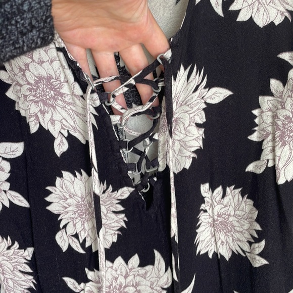 Beautiful tie flower top with flowy arms - Picture 2 of 4